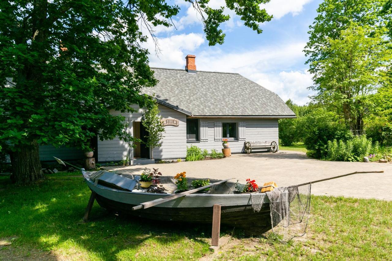 Laucu Akmens Hotel Skulte  Buitenkant foto