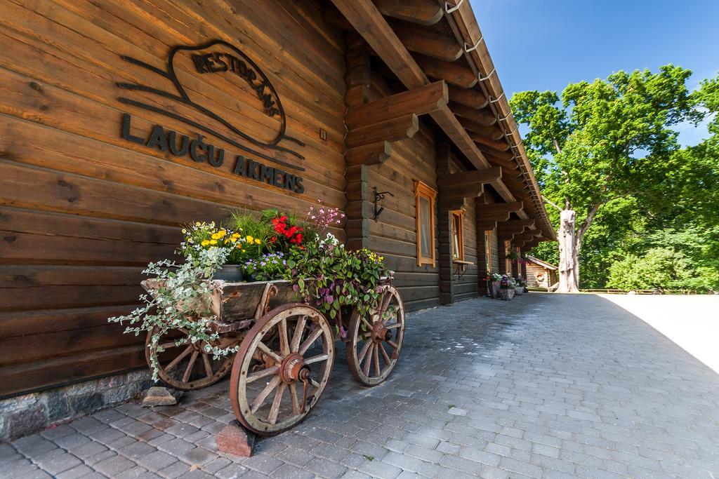 Laucu Akmens Hotel Skulte  Buitenkant foto